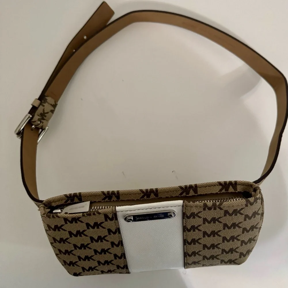 Michael Kors Tan and White Signature Belt Bag. Brand New with Orig Plastic L/XL